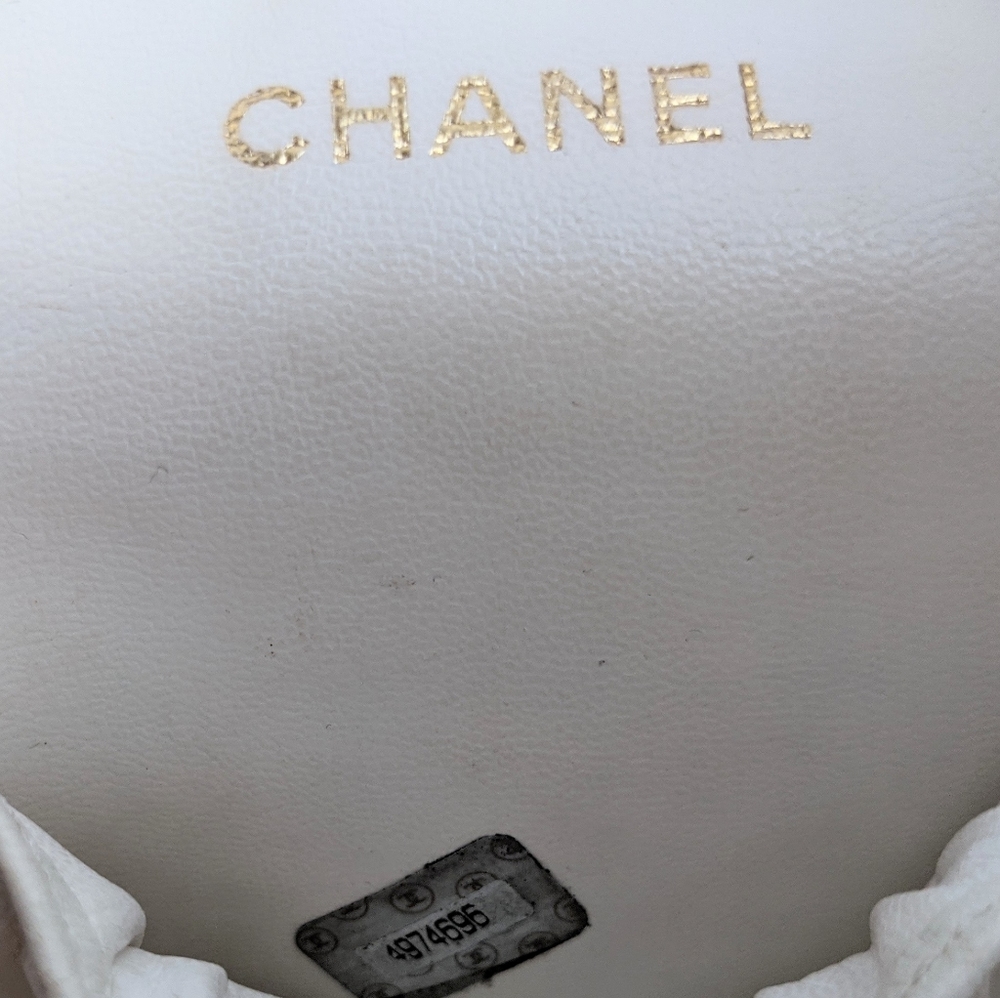 SOLD. Chanel Vintage Vanity Case - Picture 13 of 16